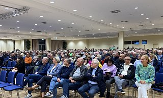 Anlässlich der Informationsveranstaltung zur möglichen Errichtung einer ZUE für Flüchtlinge fanden mehr als 500 Bürger den Weg ins A2-Forum in Rheda. - Markus Voss Anlässlich der Informationsveranstaltung zur möglichen Errichtung einer ZUE für Flüchtlinge fanden mehr als 500 Bürger den Weg ins A2-Forum in Rheda. - Markus Voss