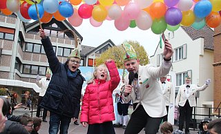 Echte Stimmungsmacher: Das neue Kinderprinzenpaar Arne Lödige und Leni Horstmann mit Vizepräsident Markus Brexel. - Burkhard Battran Echte Stimmungsmacher: Das neue Kinderprinzenpaar Arne Lödige und Leni Horstmann mit Vizepräsident Markus Brexel. - Burkhard Battran