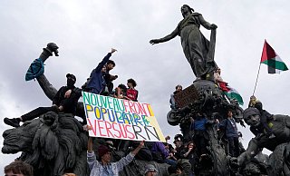Landesweit demonstrierten Französinnen und Franzosen gegen den Rassemblement National. Die rechtsnationale Partei holte bei der Europawahl die meisten Stimmen. - Michel Euler/AP/dpa Landesweit demonstrierten Französinnen und Franzosen gegen den Rassemblement National. Die rechtsnationale Partei holte bei der Europawahl die meisten Stimmen. - Michel Euler/AP/dpa