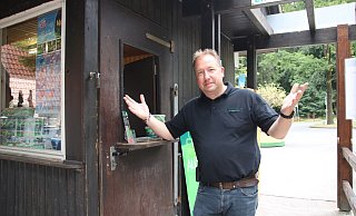 Tierparkleiter Thorsten Dodt neben dem Kiosk. Er kann den Einbruch nicht nachvollziehen. Foto: Elena Ahler - Elena Ahler Tierparkleiter Thorsten Dodt neben dem Kiosk. Er kann den Einbruch nicht nachvollziehen. Foto: Elena Ahler - Elena Ahler
