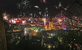 So ein buntes Feuerwerk zu Silvester sollte es in Bielefeld nicht geben. Der Oberbürgermeister appelliert an die Bürger, auf die Böllerei zu verzichten. - Sarah Jonek So ein buntes Feuerwerk zu Silvester sollte es in Bielefeld nicht geben. Der Oberbürgermeister appelliert an die Bürger, auf die Böllerei zu verzichten. - Sarah Jonek