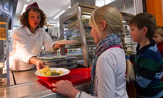 In der Mensa: Einkommensschwache Familien haben einen Rechtsanspruch auf finanzielle Zuschüsse für das Schulessen. - picture alliance In der Mensa: Einkommensschwache Familien haben einen Rechtsanspruch auf finanzielle Zuschüsse für das Schulessen. - picture alliance