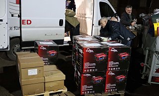 Zu den sehnsüchtig erwarteten Hilfsgütern gehörten auch gut 25 Stromgeneratoren. Diese wurden am Lager von Patron ausgeladen und inzwischen unter anderem an Menschen in Dnipro ausgeliefert. - Delbrücker Ukrainehilfe Zu den sehnsüchtig erwarteten Hilfsgütern gehörten auch gut 25 Stromgeneratoren. Diese wurden am Lager von Patron ausgeladen und inzwischen unter anderem an Menschen in Dnipro ausgeliefert. - Delbrücker Ukrainehilfe