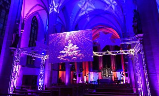 Der illuminierte Innenraum der Herz-Jesu-Kirche im Zentrum von Paderborn. - Benedikt Riemer Der illuminierte Innenraum der Herz-Jesu-Kirche im Zentrum von Paderborn. - Benedikt Riemer