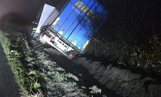 Um das Fahrzeug zu bergen, muss die Fahrbahn kurzfristig gesperrt werden. - Andreas Eickhoff Um das Fahrzeug zu bergen, muss die Fahrbahn kurzfristig gesperrt werden. - Andreas Eickhoff