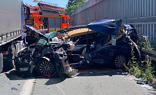 Das Auto war auf der A33 auf einen Lkw aufgefahren. - Ralph Meyer Das Auto war auf der A33 auf einen Lkw aufgefahren. - Ralph Meyer