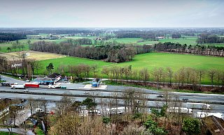 Auf der Fläche nördlich der A 2-Raststätte, nahe Brockweg, wollen Investoren ein Windrad bauen und Freiflächen-Solar aufstellen. Beides hat gute Chancen, genehmigt zu werden. - Andreas Frücht Auf der Fläche nördlich der A 2-Raststätte, nahe Brockweg, wollen Investoren ein Windrad bauen und Freiflächen-Solar aufstellen. Beides hat gute Chancen, genehmigt zu werden. - Andreas Frücht