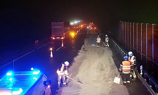 Auf Höhe der Anschlussstelle trugen die Einsatzkräfte Ölbindemittel auf die Straße auf. - Feuerwehr Steinhagen Auf Höhe der Anschlussstelle trugen die Einsatzkräfte Ölbindemittel auf die Straße auf. - Feuerwehr Steinhagen