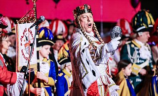 Jungfrau Frieda vom Kölner Dreigestirn kann am Rosenmontag nicht mitfeiern. - Oliver Berg/dpa Jungfrau Frieda vom Kölner Dreigestirn kann am Rosenmontag nicht mitfeiern. - Oliver Berg/dpa