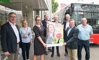 Odilo Enkel (v. l. OWL Verkehr GmbH), Laetitia Müller (Klimaschutzbeauftragte der Stadt), Joanna Schlaberg (ab. 1.8. Geschäftsführerin der SVH in Nachfolge von Dieter Wulfmeyer hinter ihr), Achim Overath (mhv), Bernd Achatz (Niederlassungsleiter OWL der BVO), Bürgermeister Tim Kähler und Peter Ritter (Teamleiter Fahrdienst BVO Herford) hoffen, dass Klima-Abo und Klima-Ticket von den ÖPNV-Nutzern angenommen werden. - Ralf Bittner Odilo Enkel (v. l. OWL Verkehr GmbH), Laetitia Müller (Klimaschutzbeauftragte der Stadt), Joanna Schlaberg (ab. 1.8. Geschäftsführerin der SVH in Nachfolge von Dieter Wulfmeyer hinter ihr), Achim Overath (mhv), Bernd Achatz (Niederlassungsleiter OWL der BVO), Bürgermeister Tim Kähler und Peter Ritter (Teamleiter Fahrdienst BVO Herford) hoffen, dass Klima-Abo und Klima-Ticket von den ÖPNV-Nutzern angenommen werden. - Ralf Bittner