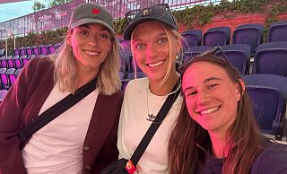 Bei der Beach-WM auf der Tribüne: Die Bielefelderin Marit Nölke (v.r.) traf Linda Bock und Louisa Lippmann, die früher auch beim Telekom Post SV spielte. - Selfie Nölke
