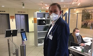 Das Klinikum hat jetzt eine Eingangskontrolle, die alle Besucher passieren. - Corina Lass Das Klinikum hat jetzt eine Eingangskontrolle, die alle Besucher passieren. - Corina Lass