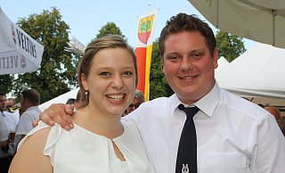Ein Krönchen von den Hofdamen: Laura Bolte und Marcerl Mertens regieren das Bentfelder Schützenvolk. - Regina Brucksch Ein Krönchen von den Hofdamen: Laura Bolte und Marcerl Mertens regieren das Bentfelder Schützenvolk. - Regina Brucksch