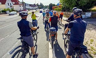 Mehrfach mussten die Radler anhalten, damit das Feld wieder zusammenfand. - Björn Kenter Mehrfach mussten die Radler anhalten, damit das Feld wieder zusammenfand. - Björn Kenter