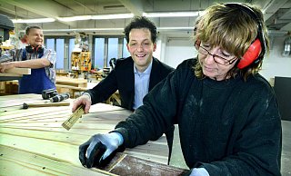 Packt mit an: Reinhard Hühne, Technischer Direktor am Theater Bielefeld (Mitte), mit Thomas Fehse und Susanne Zander in der Werkstatt. - Barbara Franke Packt mit an: Reinhard Hühne, Technischer Direktor am Theater Bielefeld (Mitte), mit Thomas Fehse und Susanne Zander in der Werkstatt. - Barbara Franke