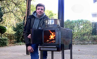 Maximilian Guder zeigt einen der robusten, aus Stahl zusammengesetzten Öfen, die jetzt Menschen in der Ukraine helfen. - Andreas Sundermeier Maximilian Guder zeigt einen der robusten, aus Stahl zusammengesetzten Öfen, die jetzt Menschen in der Ukraine helfen. - Andreas Sundermeier
