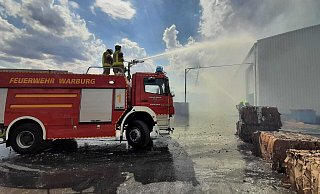 Zwei Einsatzkräfte der Warburger Feuerwehr kühlen die Werkshalle ab. - FFW Warburg Zwei Einsatzkräfte der Warburger Feuerwehr kühlen die Werkshalle ab. - FFW Warburg
