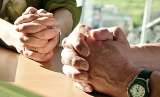 Der Wiedereintritt in die katholische oder evangelische Kirche führt über Gespräche mit einem Seelsorger. - Symbolbild: Pixabay Der Wiedereintritt in die katholische oder evangelische Kirche führt über Gespräche mit einem Seelsorger. - Symbolbild: Pixabay