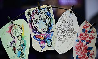 Bei Tattoo-Motiven gibt eigentlich keine Grenzen. Gewünscht und gestochen wird, was gefällt und dem Kunden etwas bedeutet. Manchmal wird's aber doch einfach ein "Spaßmotiv". - Nicole Ellerbrake Bei Tattoo-Motiven gibt eigentlich keine Grenzen. Gewünscht und gestochen wird, was gefällt und dem Kunden etwas bedeutet. Manchmal wird's aber doch einfach ein "Spaßmotiv". - Nicole Ellerbrake