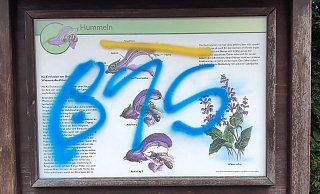 Mit solchen und noch absurderen Schmierereien haben die Täter zahlreiche Infotafeln im Tierpark Olderdissen verschandelt. Verräterisch dürfte die gelbe und blaue Farbe an den Händen der Schmierer sein. - Herbert Linnemann Mit solchen und noch absurderen Schmierereien haben die Täter zahlreiche Infotafeln im Tierpark Olderdissen verschandelt. Verräterisch dürfte die gelbe und blaue Farbe an den Händen der Schmierer sein. - Herbert Linnemann