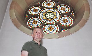 Auch das Rundfenster auf der Orgelempore, vor dem Kirchenvorstand Josef Hansjürgens steht, wird bei der Sanierung von Herz-Jesu einmal auf mögliche Beschädigungen hin kontrolliert und professionell vom Ruß gereinigt. - Thoering Auch das Rundfenster auf der Orgelempore, vor dem Kirchenvorstand Josef Hansjürgens steht, wird bei der Sanierung von Herz-Jesu einmal auf mögliche Beschädigungen hin kontrolliert und professionell vom Ruß gereinigt. - Thoering