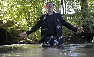 Warum er in der Beber steht, um zu singen, weiß nur er allein: Franzel (Frost) Mönikes besingt sein Heimatdorf. - Madita Schellenberg Warum er in der Beber steht, um zu singen, weiß nur er allein: Franzel (Frost) Mönikes besingt sein Heimatdorf. - Madita Schellenberg