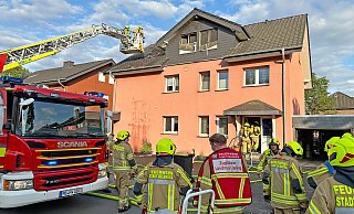 Bei einem Dachstuhlbrand in diesem Mehrfamilienhaus im Delbrücker Stadtteil Schöning wurden am Freitagabend zwei Menschen verletzt. - Ralph Meyer Bei einem Dachstuhlbrand in diesem Mehrfamilienhaus im Delbrücker Stadtteil Schöning wurden am Freitagabend zwei Menschen verletzt. - Ralph Meyer