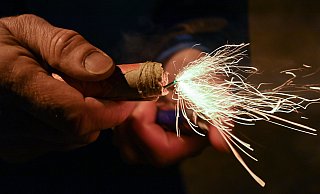 Illegale Böller können bereits bei geringster Einwirkung explodieren und schwersten Verletzungen führen. - dpa Illegale Böller können bereits bei geringster Einwirkung explodieren und schwersten Verletzungen führen. - dpa