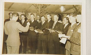Ein Bild aus den 50-er Jahren mit dem Chorleiter Karl-Heinz Meier. - Klaus Frensing Ein Bild aus den 50-er Jahren mit dem Chorleiter Karl-Heinz Meier. - Klaus Frensing