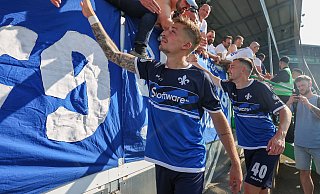 So bedankte sich Marvin Mehlem am 28. Mai 2023 in seinem letzten Zweitligaspiel für den SV Darmstadt 98 bei den mitgereisten Fans. Nun trifft er mit dem SC Paderborn auf seinen Ex-Klub. - Imago Images So bedankte sich Marvin Mehlem am 28. Mai 2023 in seinem letzten Zweitligaspiel für den SV Darmstadt 98 bei den mitgereisten Fans. Nun trifft er mit dem SC Paderborn auf seinen Ex-Klub. - Imago Images