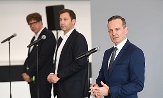 SPD-Generalsekretär Lars Klingbeil (m.) zusammen mit Grünen-Bundesgeschäftsführer Michael Kellner (l.) und FDP-Generalsekretär Volker Wissing während einer Pressekonferenz. - Foto: Christophe Gateau/dpa SPD-Generalsekretär Lars Klingbeil (m.) zusammen mit Grünen-Bundesgeschäftsführer Michael Kellner (l.) und FDP-Generalsekretär Volker Wissing während einer Pressekonferenz. - Foto: Christophe Gateau/dpa