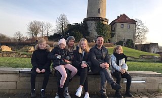 Familienzeit statt Premiere: Schauspieler Oliver Baierl mit seiner Frau und seinen vier Kindern vor der Sparrenburg. Das Foto wurde in der Vor-Corona-Zeit aufgenommen. - Privat Familienzeit statt Premiere: Schauspieler Oliver Baierl mit seiner Frau und seinen vier Kindern vor der Sparrenburg. Das Foto wurde in der Vor-Corona-Zeit aufgenommen. - Privat