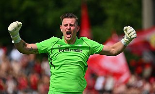Der Mann des Tages: Illertissens Torwart Michel Witte hält zwei Elfmeter. - Jan-Philipp Strobel/dpa Der Mann des Tages: Illertissens Torwart Michel Witte hält zwei Elfmeter. - Jan-Philipp Strobel/dpa