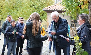 Ulrich Stille (rechts) überreicht die „bio-logisch“-Urkunde und ein Geschenk an eine Schülerin. - Alexandra Golfinger Ulrich Stille (rechts) überreicht die „bio-logisch“-Urkunde und ein Geschenk an eine Schülerin. - Alexandra Golfinger