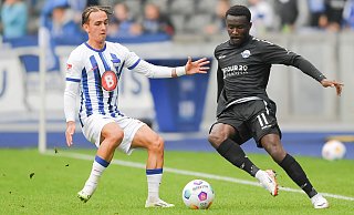 Sirlord Conteh (r.), hier im Duell gegen den Berliner Michal Karbownik, stand am Samstag erstmals seit dem dritten Spieltag wieder in der Paderborner Startelf. - picture alliance Sirlord Conteh (r.), hier im Duell gegen den Berliner Michal Karbownik, stand am Samstag erstmals seit dem dritten Spieltag wieder in der Paderborner Startelf. - picture alliance