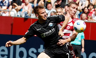 Hier ist Kampf im Spiel: Der Paderborner Filip Bilbija (l.) und der Düsseldorfer Marcel Sobottka kämpfen um den Ball. - dpa Hier ist Kampf im Spiel: Der Paderborner Filip Bilbija (l.) und der Düsseldorfer Marcel Sobottka kämpfen um den Ball. - dpa