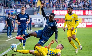 Paderborns Ilyas Ansah (l) und Braunschweigs Sven Köhler kämpfen um den Ball. - David Inderlied/dpa Paderborns Ilyas Ansah (l) und Braunschweigs Sven Köhler kämpfen um den Ball. - David Inderlied/dpa