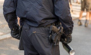 Ein Bereitschaftspolizist mit „Reizgassprühgerät". Die Pfefferspraydosen der Streifenbeamten sind deutlich kleiner. - imago images/Christian Spicker Ein Bereitschaftspolizist mit „Reizgassprühgerät". Die Pfefferspraydosen der Streifenbeamten sind deutlich kleiner. - imago images/Christian Spicker