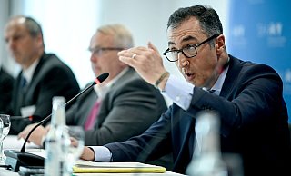 Bundeslandwirtschaftsminister Cem Özdemir (Bündnis 90/Die Grünen spricht bei einer Pressekonferenz am Rande der Sonder-Agrarministerkonferenz zum «Umbau der Nutztierhaltung». - Britta Pedersen/dpa Bundeslandwirtschaftsminister Cem Özdemir (Bündnis 90/Die Grünen spricht bei einer Pressekonferenz am Rande der Sonder-Agrarministerkonferenz zum «Umbau der Nutztierhaltung». - Britta Pedersen/dpa