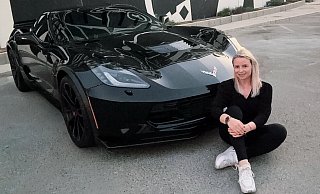 Laura Klenner sitzt vor einem Sportwagen. Die schnellen Autos sind eine ihrer Leidenschaften. - Laura Klenner Laura Klenner sitzt vor einem Sportwagen. Die schnellen Autos sind eine ihrer Leidenschaften. - Laura Klenner