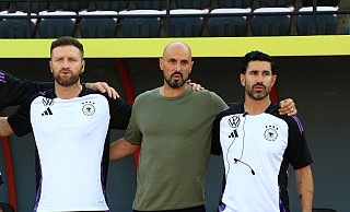 U21-Nationaltrainer Antonio Di Salvo (m) durfte sich über einen Sieg freuen. - Nderim Kaceli/dpa U21-Nationaltrainer Antonio Di Salvo (m) durfte sich über einen Sieg freuen. - Nderim Kaceli/dpa