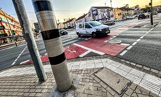 So wie in Bielefeld wird auch der Blitzer an der Kreuzung Lübberstraße/ Auf der Freiheit aussehen. Er kann zwei Arten von Verkehrsverstößen erfassen. - Jens Reichenbach So wie in Bielefeld wird auch der Blitzer an der Kreuzung Lübberstraße/ Auf der Freiheit aussehen. Er kann zwei Arten von Verkehrsverstößen erfassen. - Jens Reichenbach