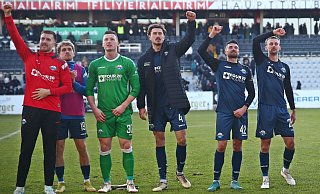 Die SCP-Ersatzspieler (v. l.) Pelle Boevink und Luca Herrmann, Keeper Markus Schubert, Torschütze Calvin Brackelmann sowie die beiden Joker Adrian Bravo Sanchez und Sebastian Klaas feiern vor dem Gästeblock den 3:1-Sieg in Elversberg. - picture alliance Die SCP-Ersatzspieler (v. l.) Pelle Boevink und Luca Herrmann, Keeper Markus Schubert, Torschütze Calvin Brackelmann sowie die beiden Joker Adrian Bravo Sanchez und Sebastian Klaas feiern vor dem Gästeblock den 3:1-Sieg in Elversberg. - picture alliance