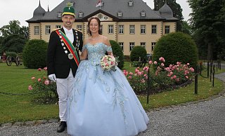 Vor dem Schloss Erpernburg präsentiert sich das junge Brenkener Königspaar Christoph Pommer und Isabel Kleinschnittger. - Johannes Büttner Vor dem Schloss Erpernburg präsentiert sich das junge Brenkener Königspaar Christoph Pommer und Isabel Kleinschnittger. - Johannes Büttner
