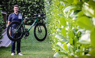 Spielend leicht balanciert Björn Wächter das superleichte Renn-Bike auf einem Finger - und das eine ganze Weile lang. Fest steht: Mit einem handelsüblichen Holland-Rad wäre so ein Foto wohl nicht möglich. - Daniel Salmon Spielend leicht balanciert Björn Wächter das superleichte Renn-Bike auf einem Finger - und das eine ganze Weile lang. Fest steht: Mit einem handelsüblichen Holland-Rad wäre so ein Foto wohl nicht möglich. - Daniel Salmon