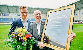 Eine besondere Auszeichnung erhielt Elmar Volkmann (r.). Der langjährige Aufsichtsratsvorsitzende und zuletzt auch Präsident des SCP, ist nun Ehrenpräsident. Carsten Linnemann, Vize-Präsident des SCP, gratulierte. - BESIM MAZHIQI Eine besondere Auszeichnung erhielt Elmar Volkmann (r.). Der langjährige Aufsichtsratsvorsitzende und zuletzt auch Präsident des SCP, ist nun Ehrenpräsident. Carsten Linnemann, Vize-Präsident des SCP, gratulierte. - BESIM MAZHIQI
