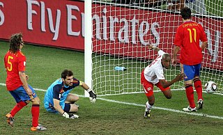 Gelson Fernandes (2.v.r) erzielte 2010 ein historisches WM-Tor für die Schweiz. - picture alliance / dpa Gelson Fernandes (2.v.r) erzielte 2010 ein historisches WM-Tor für die Schweiz. - picture alliance / dpa