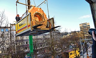 Das 5 Tonnen schwere Gerät über der Alfred-Bozi-Straße. - Barbara Franke Das 5 Tonnen schwere Gerät über der Alfred-Bozi-Straße. - Barbara Franke