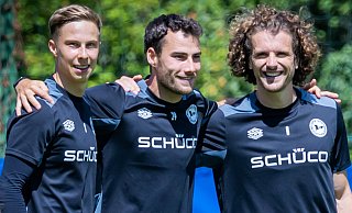Endlich geht es los: Sam Schreck, Christopher Lannert und Mael Corboz (v. l.), hier während des Trainingslagers in Kiens, freuen sich auf den Saiosnstart. - Sarah Jonek Endlich geht es los: Sam Schreck, Christopher Lannert und Mael Corboz (v. l.), hier während des Trainingslagers in Kiens, freuen sich auf den Saiosnstart. - Sarah Jonek