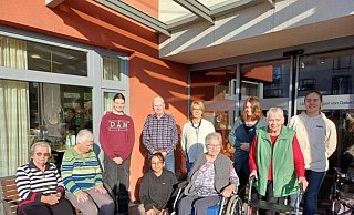 Schülerinnen des Städtischen Gymnasiums Delbrück erleben die Begegnungen mit den Bewohnerinnen und Bewohnern des Clemens August von Galen Hauses als wertvolle Erfahrungen. Die Senioren genießen die Abwechslung im Alltag.?Fotos: Uta Schulte - Uta Schulte Schülerinnen des Städtischen Gymnasiums Delbrück erleben die Begegnungen mit den Bewohnerinnen und Bewohnern des Clemens August von Galen Hauses als wertvolle Erfahrungen. Die Senioren genießen die Abwechslung im Alltag.?Fotos: Uta Schulte - Uta Schulte